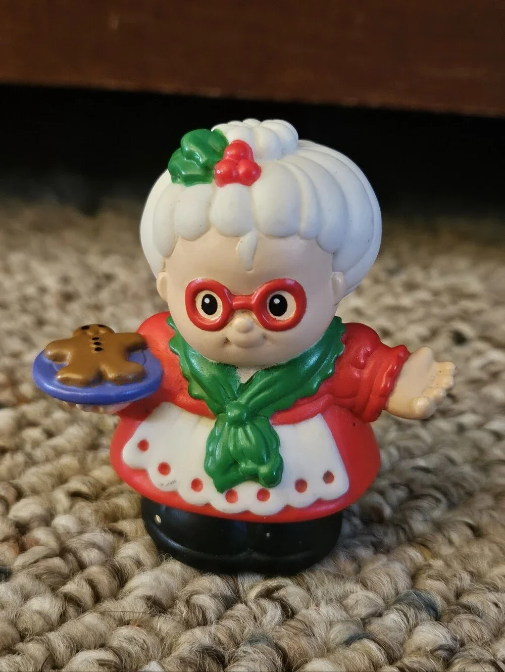 1998 Fisher Price Little People Mrs Claus Holding Gingerbread Cookie